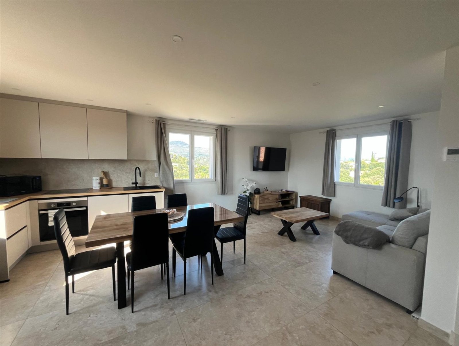 Le séjour lumineux de l'appartement Le Baou