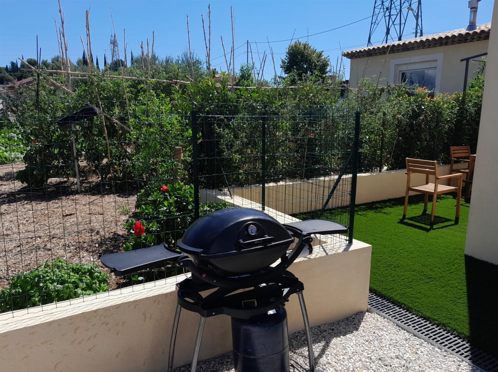 Le barbecue installé au bord du potager du gîte