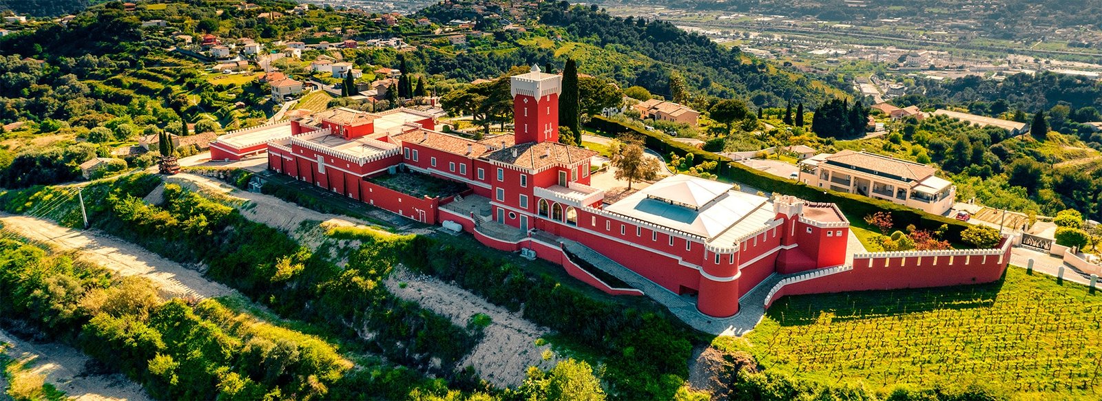 Le Château de Crémat et les vignobles AOP de Bellet, vus du ciel