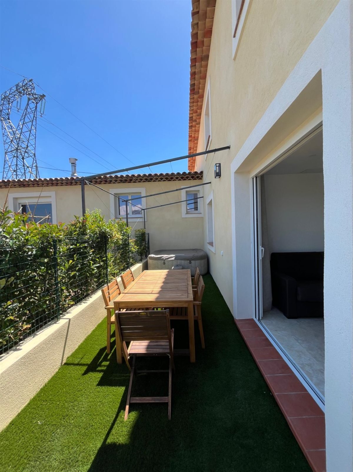 La terrasse privative et son jacuzzi