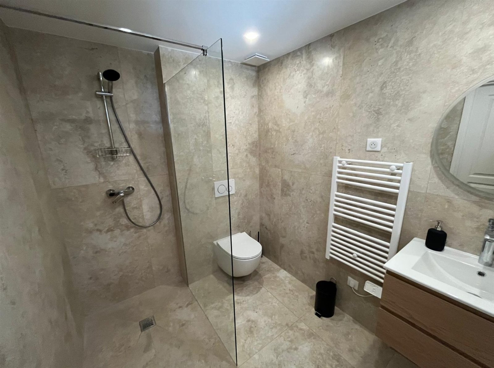 La salle de bains du Mercantour avec douche à l'italienne
