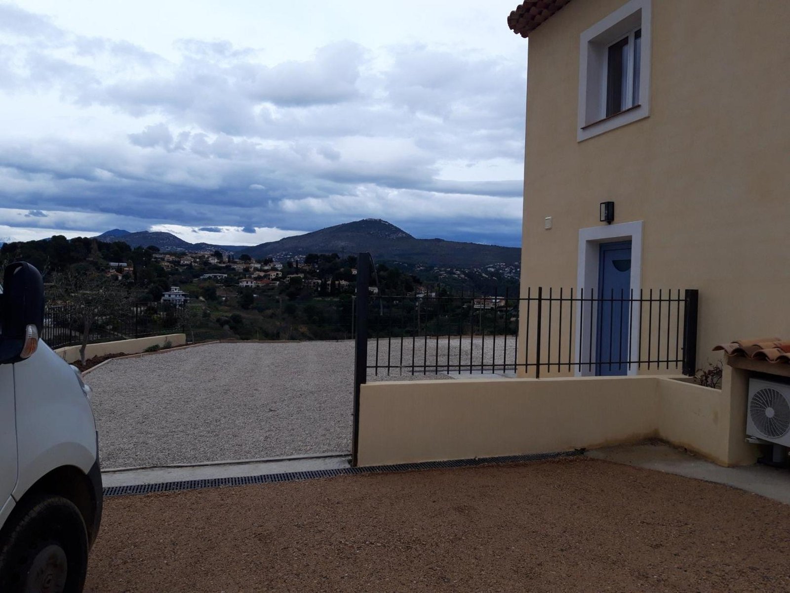 L'entrée du gîte et son portail, face aux collines