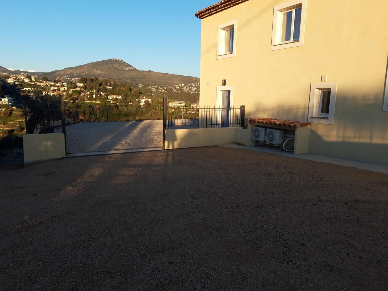 Le parking privé de la propriété au soleil