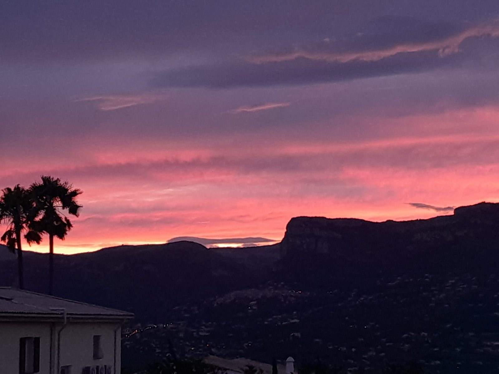 Coucher de soleil sur la vallée et les crêtes, vue depuis le gîte